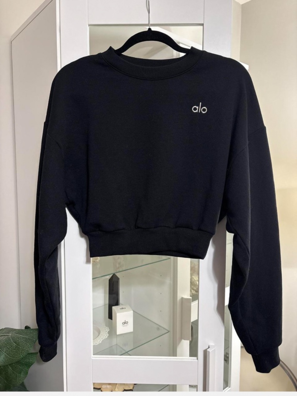 ALO Yoga Accolade Cropped Crew Neck in Black XS / Small